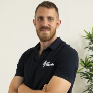 Uomo con barba e braccia incrociate