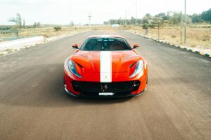 Ferrari rossa su strada