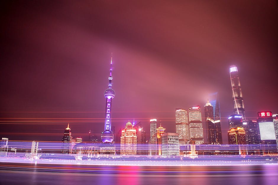 Skyline Pudong di Shanghai di notte con Oriental Pearl Tower illuminata — i 7 protagonisti dell